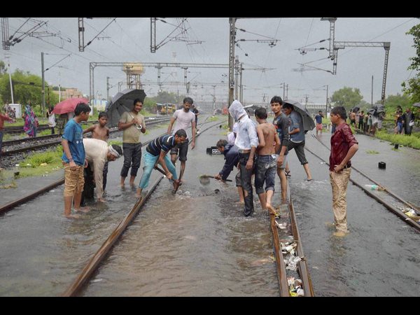 నీటమునిగిన రైలు పట్టాలు