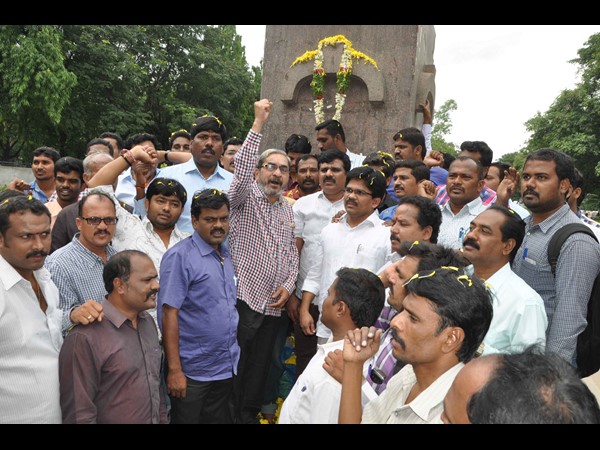 ఇళ్ల స్థలాలకు విజ్ఞప్తి