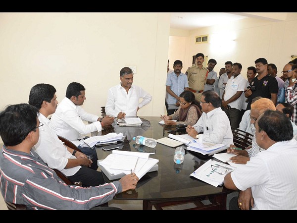 కాళేశ్వరంలో మంత్రి హరీశ్ సందడి