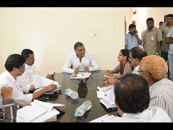 కాళేశ్వరంలో మంత్రి హరీశ్ సందడిDSC_9601.jpg
