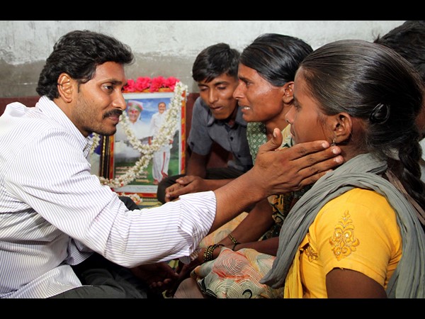 ధైర్యం చెబుతున్న జగన్
