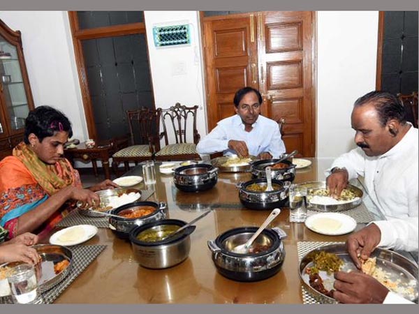కెసిఆర్తో కలిసి ప్రత్యూష భోజనం