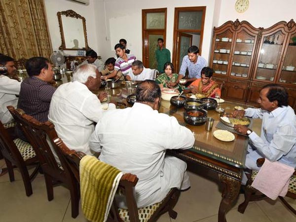 కెసిఆర్తో కలిసి ప్రత్యూష భోజనం