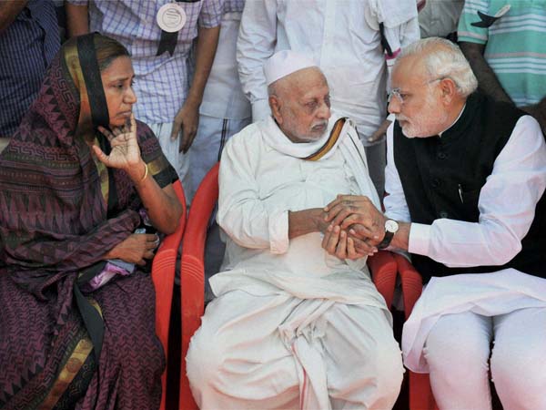 PM Modi touches Kalam's brother's feet PM Modi touches Kalam's brother's feet