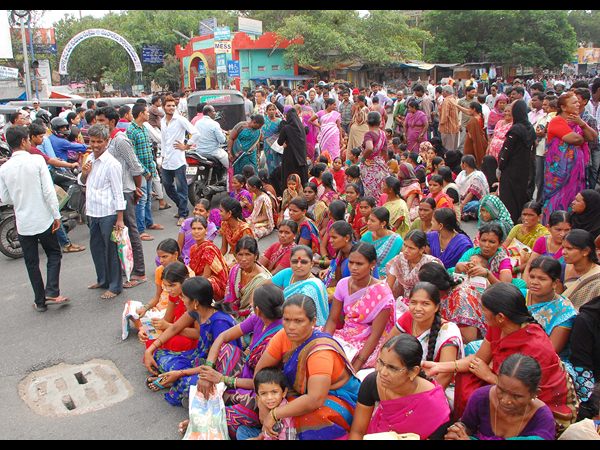 మహిళల నిరసన