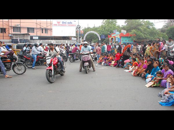 మహిళల నిరసన