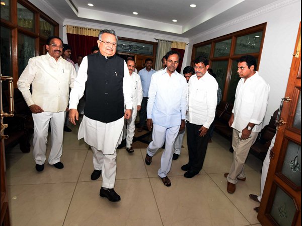 కేసీఆర్తో రమణ్సింగ్ భేటీ