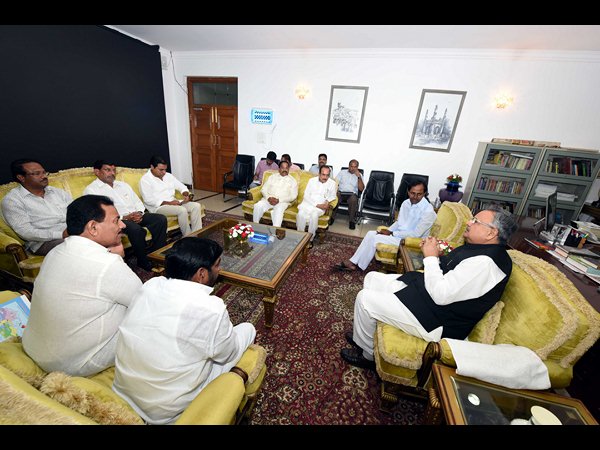 కేసీఆర్తో రమణ్సింగ్ భేటీ