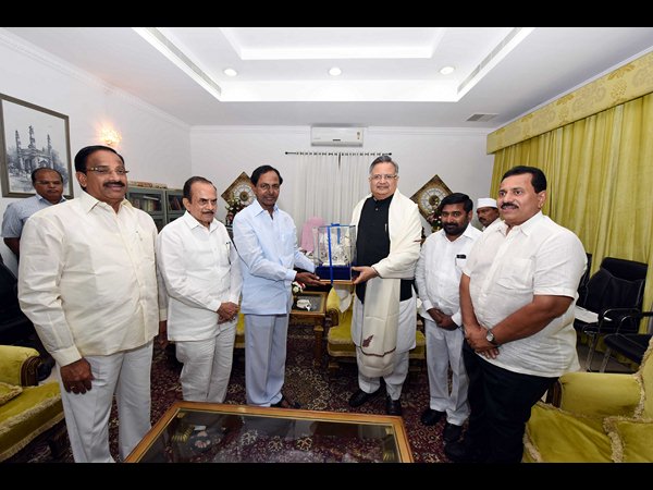 కేసీఆర్తో రమణ్సింగ్ భేటీ