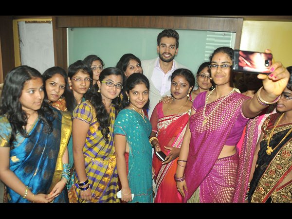 'మిస్టర్ ఇండియా' రోహిత్కు అరోరా సన్మానం