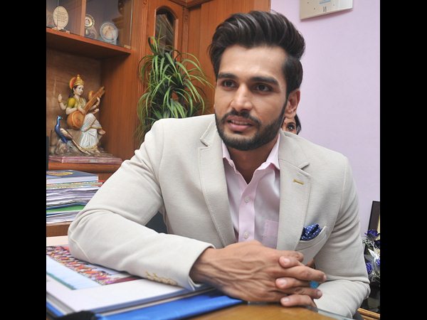 'మిస్టర్ ఇండియా' రోహిత్కు అరోరా సన్మానం