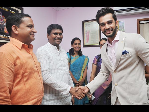 'మిస్టర్ ఇండియా' రోహిత్కు అరోరా సన్మానం