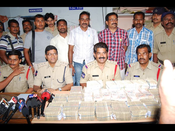 కర్ణాటకలో చోరీ చేసిన కోటి 50 లక్షలు: సూర్యాపేటలో ప్రత్యక్షం, స్వాధీనం