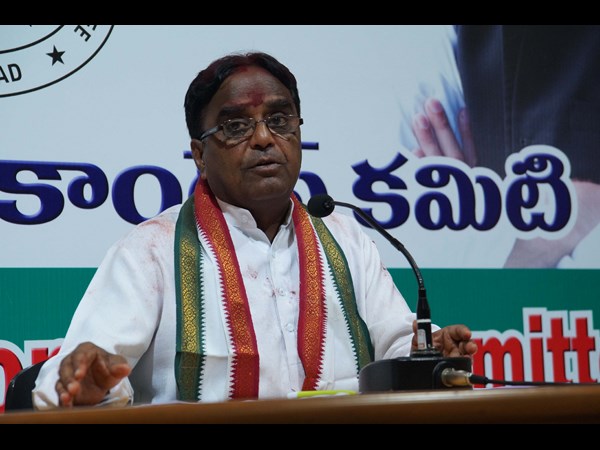 Dasoju Sravan fires at Telangana government Dasoju Sravan fires at Telangana government