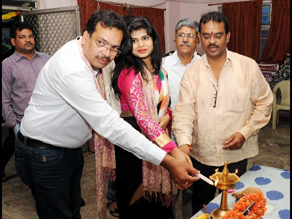 హ్యాండ్లూమ్ ఎగ్జిబిషన్ సినీ నటి అలేఖ్య సందడి