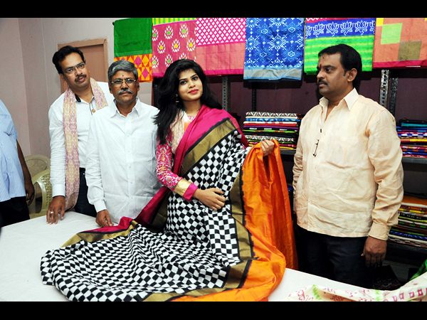 హ్యాండ్లూమ్ ఎగ్జిబిషన్ సినీ నటి అలేఖ్య సందడి