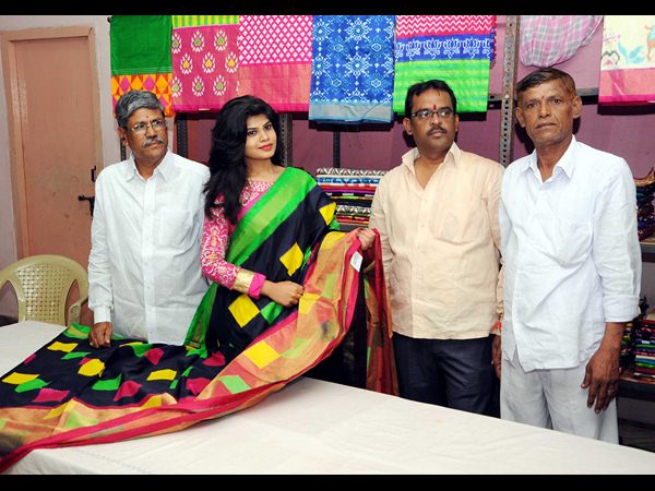 హ్యాండ్లూమ్ ఎగ్జిబిషన్ సినీ నటి అలేఖ్య సందడి