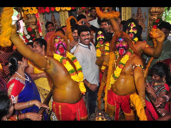 శివారెడ్డి సందడి