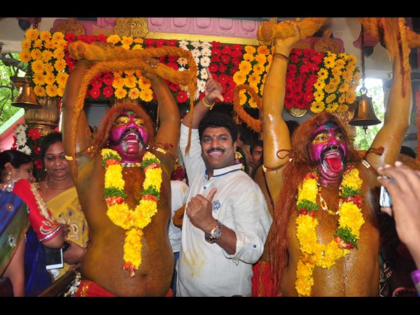 శివారెడ్డి సందడి