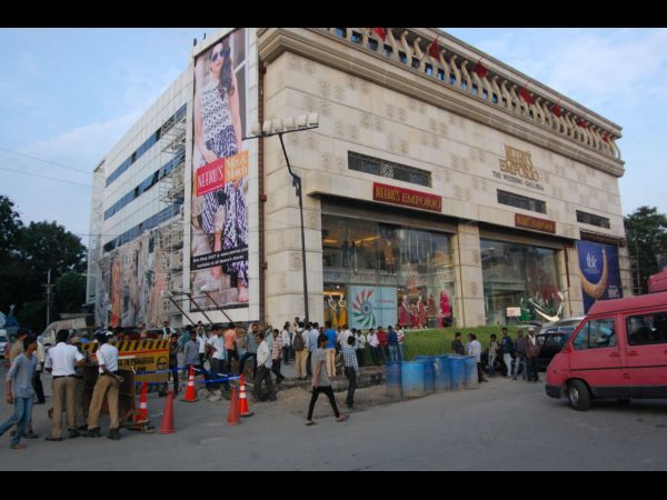 పాతబస్తీవాసుల సహకారం..