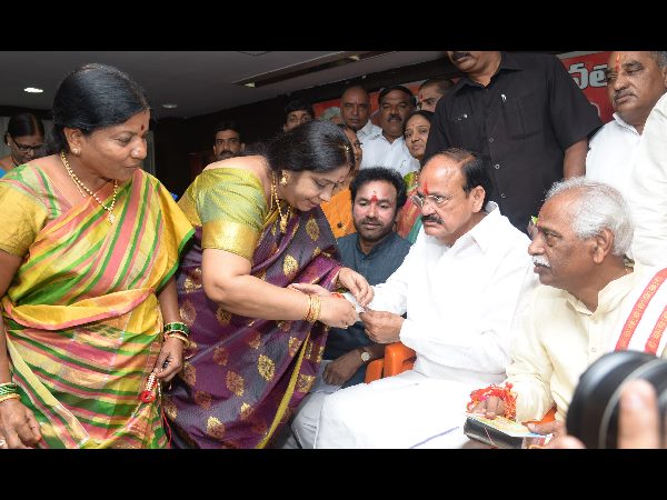 పేదల అభివృద్ధి కోసమే రిజర్వేషన్లు, రాజకీయాలకు కాదు: వెంకయ్య