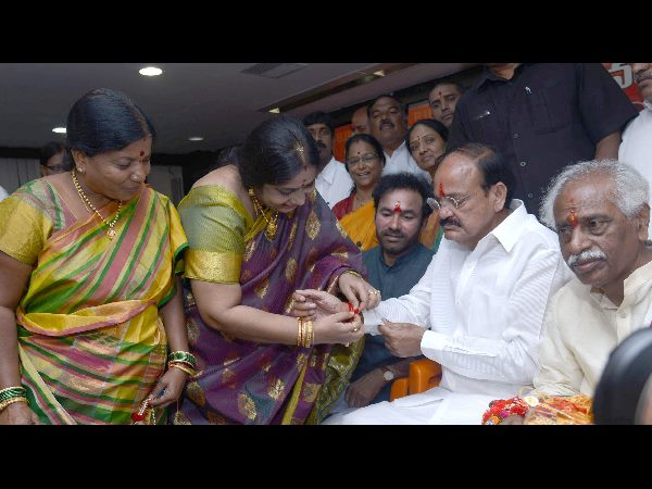 పేదల అభివృద్ధి కోసమే రిజర్వేషన్లు, రాజకీయాలకు కాదు: వెంకయ్య