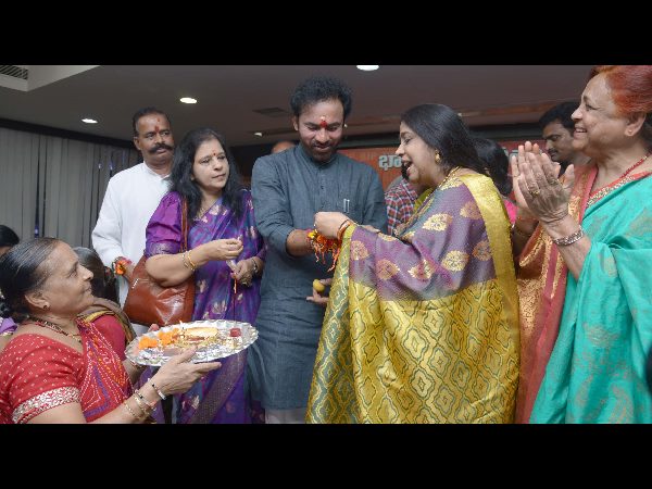 పేదల అభివృద్ధి కోసమే రిజర్వేషన్లు, రాజకీయాలకు కాదు: వెంకయ్య