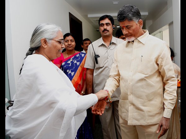 చంద్రబాబుకు రాఖీ