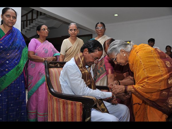 కెసిఆర్కు రాఖీ