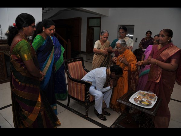 కెసిఆర్కు రాఖీ