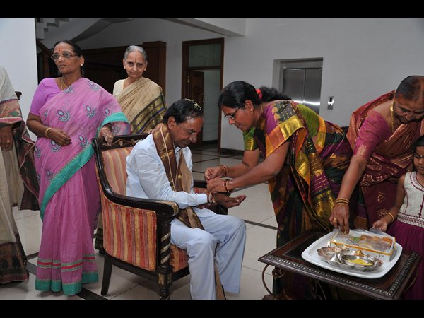 కెసిఆర్కు రాఖీ