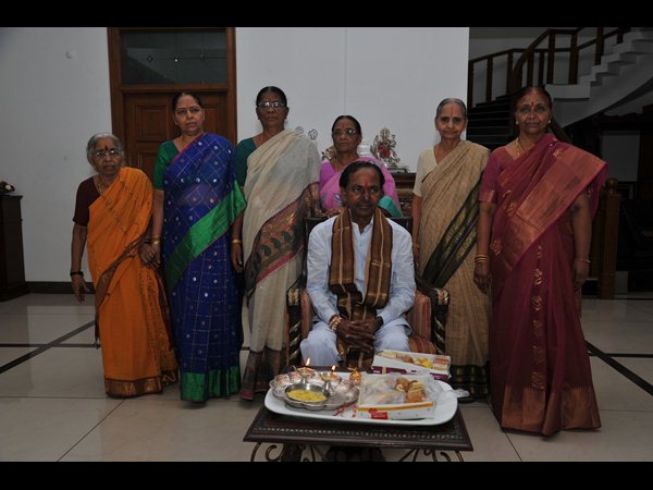 కెసిఆర్కు రాఖీ