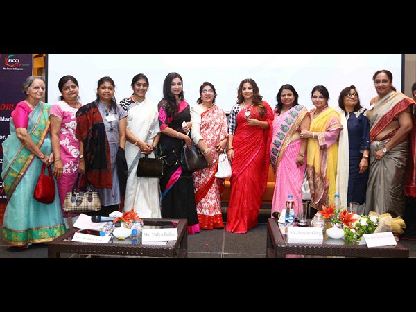 చీరలోనే అందం దాగుంది: హ్యాండ్లూమ్ సదస్సులో విద్యాబాలన్