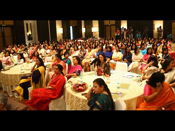 చీరలోనే అందం దాగుంది: హ్యాండ్లూమ్ సదస్సులో విద్యాబాలన్