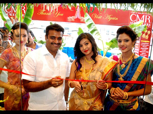 షోరూంలో సందడి