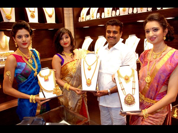 షోరూంలో సందడి