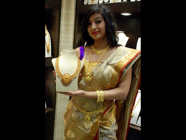 షోరూంలో సందడి