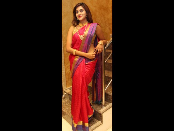 షోరూంలో సందడి