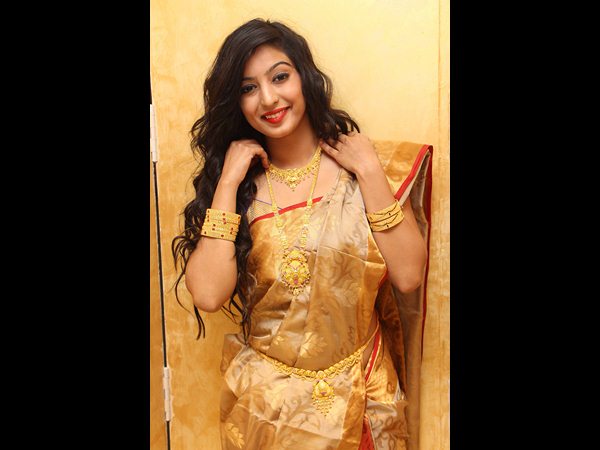 షోరూంలో సందడి