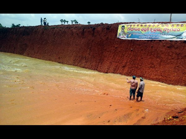 అద్భుత దృశ్యం - కృష్ణాలో గోదారి తల్లి
