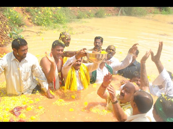 అద్భుత దృశ్యం - కృష్ణాలో గోదారి తల్లి