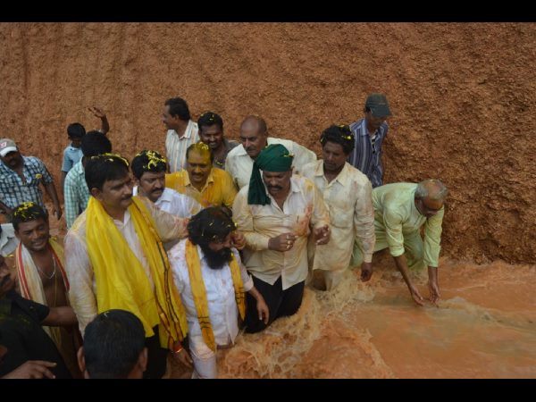 అద్భుత దృశ్యం - కృష్ణాలో గోదారి తల్లి