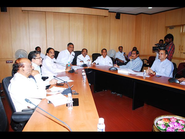 ప్రభుత్వం అంటే లెక్కలేదా?, బ్యాంకర్లు తీరుపై నిప్పులు చెరిగిన మంత్రి హరీశ్
