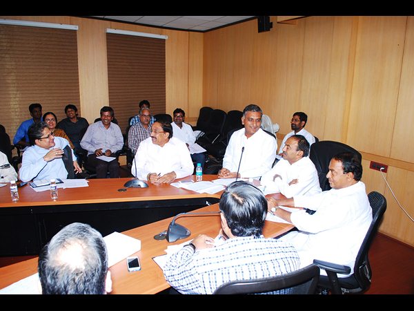 ప్రభుత్వం అంటే లెక్కలేదా?, బ్యాంకర్లు తీరుపై నిప్పులు చెరిగిన మంత్రి హరీశ్