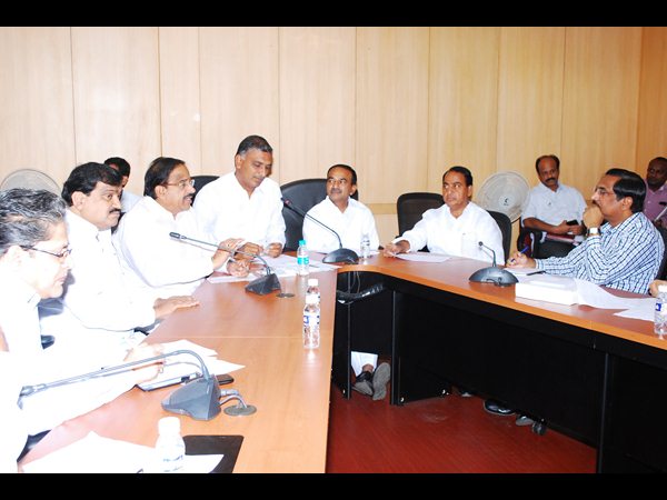ప్రభుత్వం అంటే లెక్కలేదా?, బ్యాంకర్లు తీరుపై నిప్పులు చెరిగిన మంత్రి హరీశ్