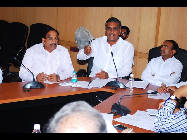 ప్రభుత్వం అంటే లెక్కలేదా?, బ్యాంకర్లు తీరుపై నిప్పులు చెరిగిన మంత్రి హరీశ్