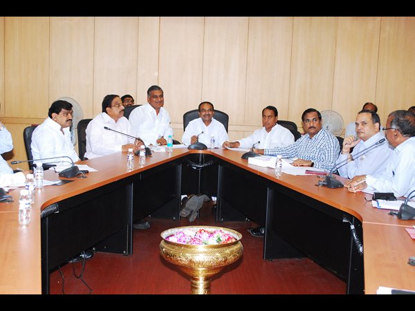 ప్రభుత్వం అంటే లెక్కలేదా?, బ్యాంకర్లు తీరుపై నిప్పులు చెరిగిన మంత్రి హరీశ్