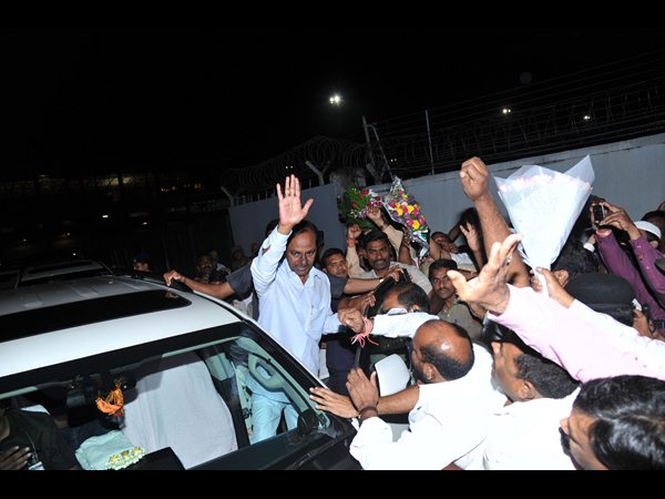 హైదరాబాద్కు కేసీఆర్: రాష్ట్ర ప్రజలకు చవితి శుభాకాంక్షలు