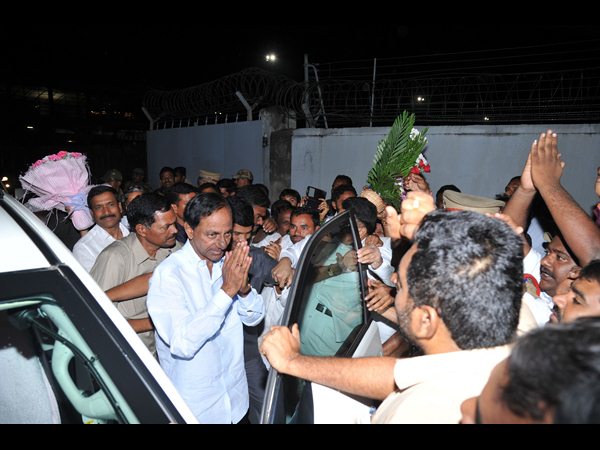 హైదరాబాద్కు కేసీఆర్: రాష్ట్ర ప్రజలకు చవితి శుభాకాంక్షలు