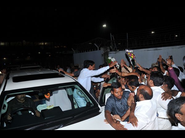 హైదరాబాద్కు కేసీఆర్: రాష్ట్ర ప్రజలకు చవితి శుభాకాంక్షలు